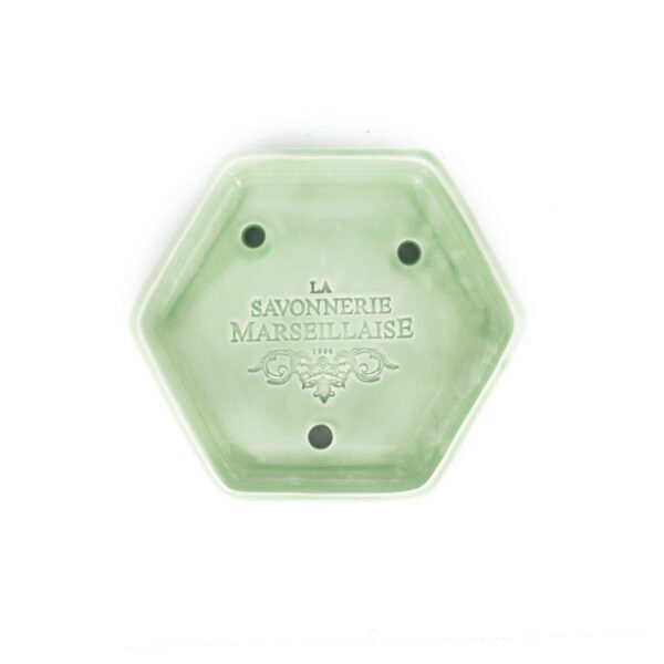 Découvrez nos porte-savons de Marseille en faïence, fabriqués à la main par un artisan provençal. Avec leur forme hexagonale unique et leur finition soignée, ces porte-savons allient élégance et fonctionnalité. Idéals pour mettre en valeur vos savons de Marseille, ils apportent une touche artisanale et décorative à votre salle de bain tout en offrant une excellente stabilité.